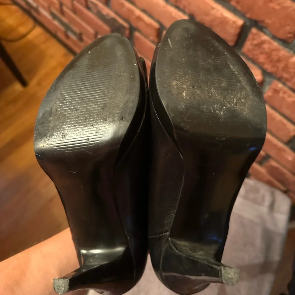 Nine West peep toe black leather bootie heels. - Picture 4 of 4